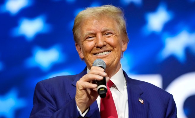 Танцы вместо ответов: Дональд Трамп устроил музыкальное шоу на встрече с избирателями