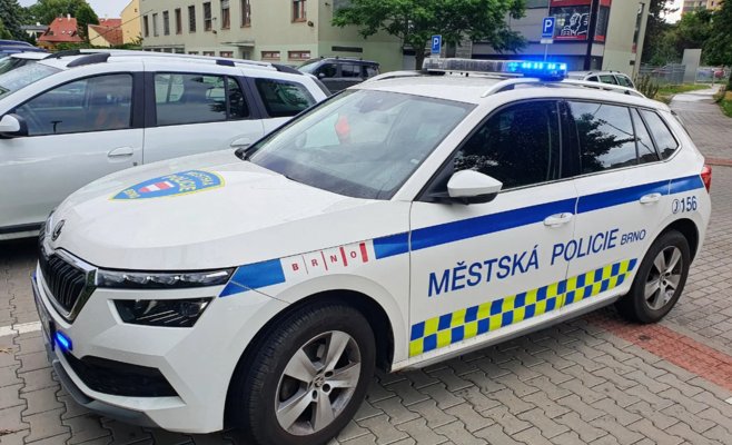 Старик в гипермаркете Брно ударил троих школьников, заподозрив их в краже