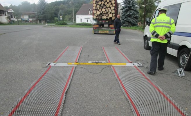 Число перегруженных грузовиков не уменьшается. Водители возят с собой по 100 тысяч на штрафы