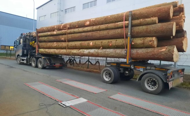 Число перегруженных грузовиков не уменьшается. Водители возят с собой по 100 тысяч на штрафы
