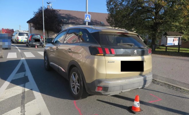 В Злине автомобиль сбил пенсионерку на пешеходном переходе после столкновения с другим авто