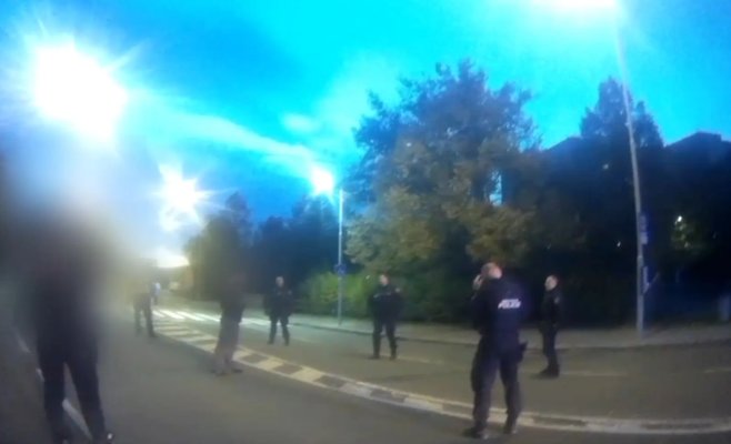 Мужчина угрожал суицидом прямо на дороге в Брно и в итоге ранил себя в живот