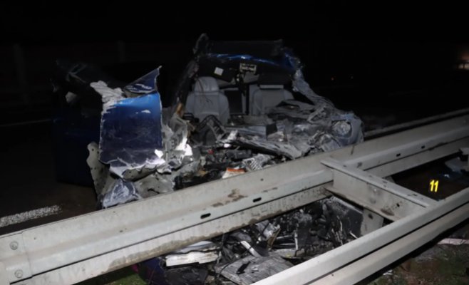 Водитель BMW на трассе под Брно врезался в прицеп грузовика на полной скорости и погиб на месте