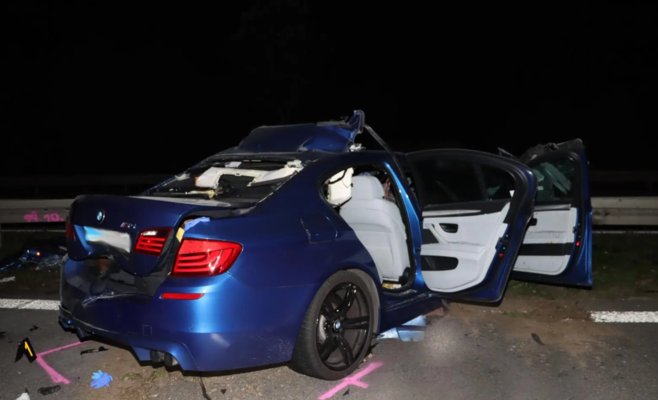 Водитель BMW на трассе под Брно врезался в прицеп грузовика на полной скорости и погиб на месте