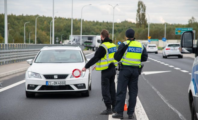 Немецкая полиция задержала двух молодых чехов на границе за нарушение закона об оружии