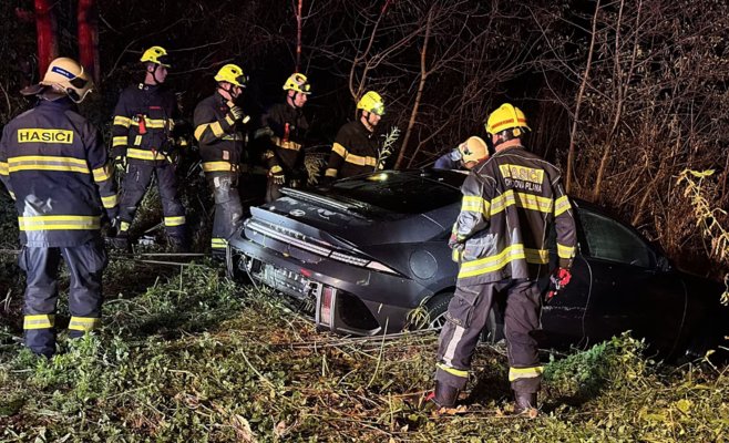 В Чехии электромобиль оказался на дне пруда, но успел 