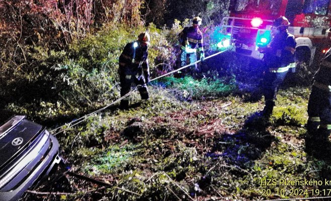 В Чехии электромобиль оказался на дне пруда, но успел 