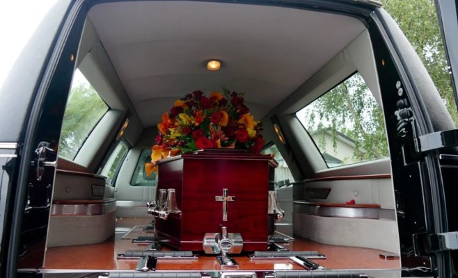 В Польше из катафалка выпало тело покойной: шокирующий инцидент на пешеходном переходе