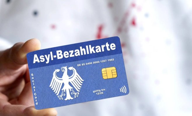 Безналичные выплаты мигрантам: активисты в Германии нашли способ обходить систему