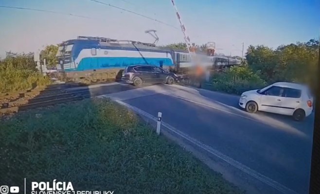 Водитель в Словакии застрял на ж/д переезде и чуть не попал под поезд