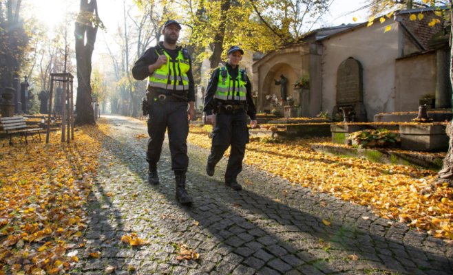 Пражские кладбища под усиленной охраной: полиция предупреждает о новых уловках воров