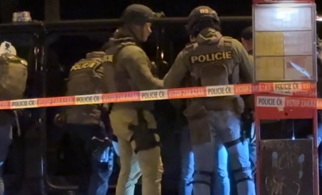 На Смихове иностранец ограбил киоск и угрожал покончить с собой: теперь ему грозит до 10 лет тюрьмы