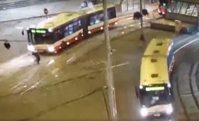 В центре Брно автобус наехал на мужчину, переходившего дорогу прямо перед ним