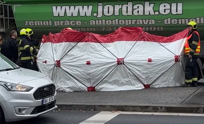 В Праге грузовик сбил пожилую женщину — она погибла на месте