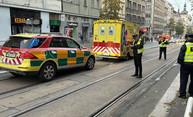 На пражской улице Йечна трамвай сбил двух пешеходов, движение парализовано