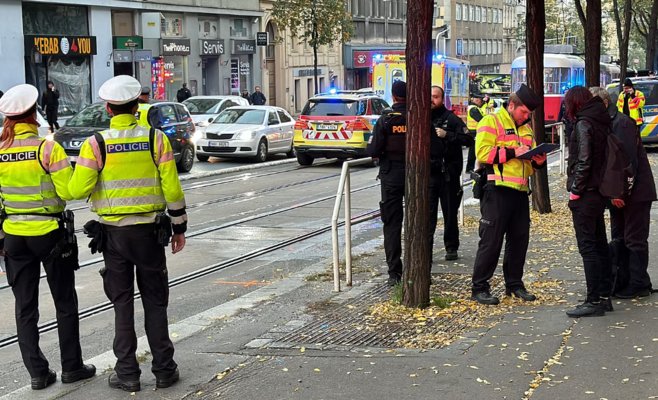 На пражской улице Йечна трамвай сбил двух пешеходов, движение парализовано