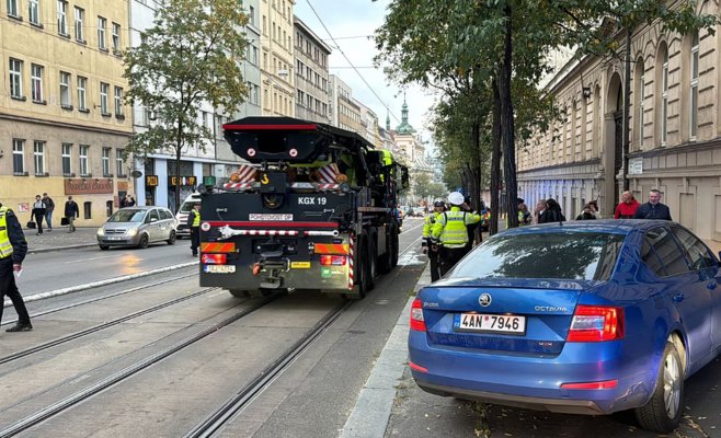 На пражской улице Йечна трамвай сбил двух пешеходов, движение парализовано