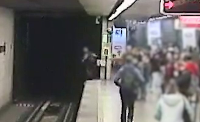 Пассажир спас мужчину, упавшего на рельсы метро в Праге