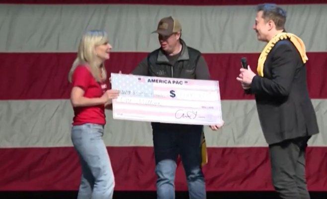 Маск предлагает миллион долларов ежедневно случайному избирателю ради поддержки Трампа