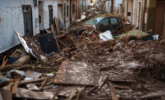 После разрушительных наводнений в Испании пропали почти 2000 человек