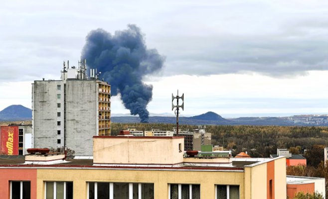 В Литвинове горит свалка с шинами и шпалами: введён высший уровень тревоги, задействованы пожарные вертолёты