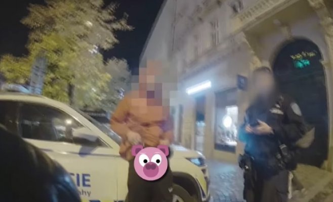 В центре Праги пьяный мужчина устроил скандал: обнажился перед полицией и оказался на вытрезвителе
