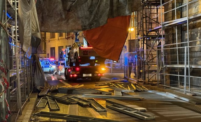 В центре Праги эвакуатор с Tesla Cybertruck повредил леса на Пороховой башне