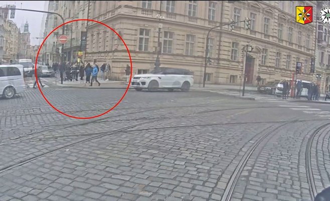 В центре Праги иностранец схватил младенца из коляски и тряс им на глазах у матери