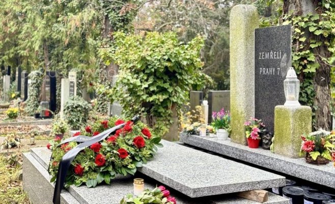 Прага 7 похоронила одиноких людей и найденные урны, одну из которых с прахом пациентки хранил у себя врач