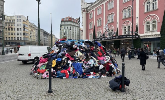 В центре Праги появилась огромная куча одежды, чтобы привлечь внимание к проблеме текстильного мусора