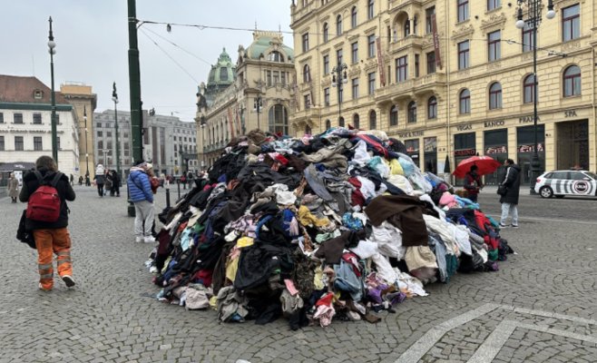 В центре Праги появилась огромная куча одежды, чтобы привлечь внимание к проблеме текстильного мусора