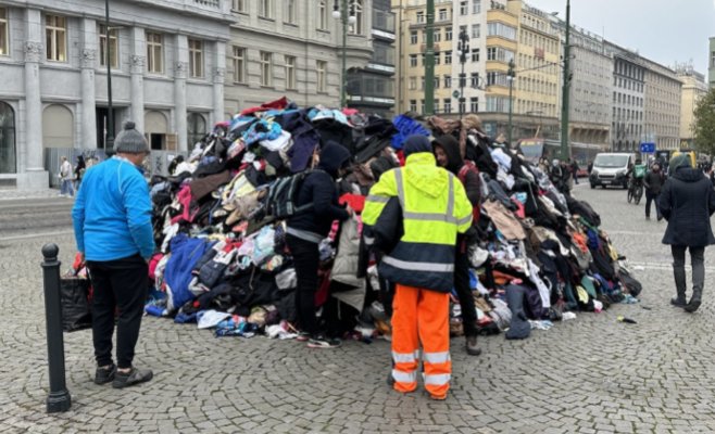 В центре Праги появилась огромная куча одежды, чтобы привлечь внимание к проблеме текстильного мусора