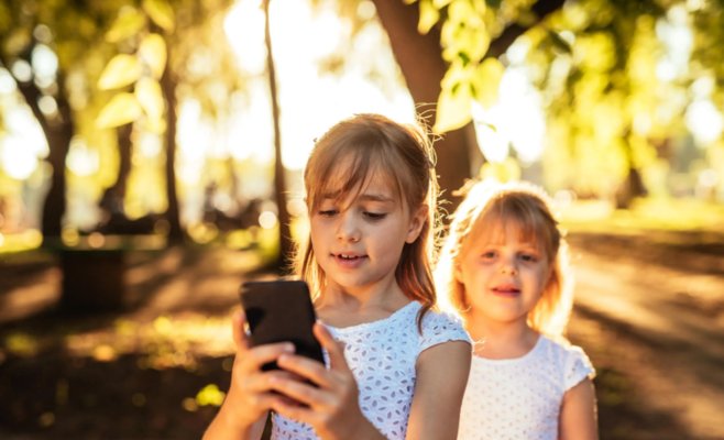 Час с телефоном в день: Омбудсмен защитил права детей в детском доме