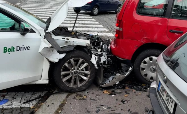 Водитель Audi устроил массовое ДТП в Праге и сбежал в сторону Града
