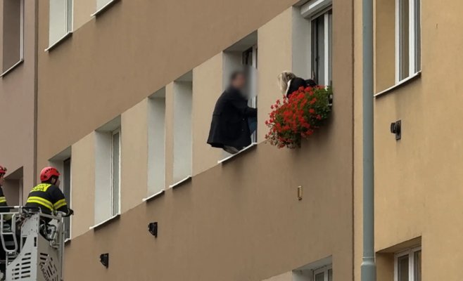 Драма в Праге: мужчина угрожал прыгнуть из окна, его спасли благодаря слаженной работе спецслужб