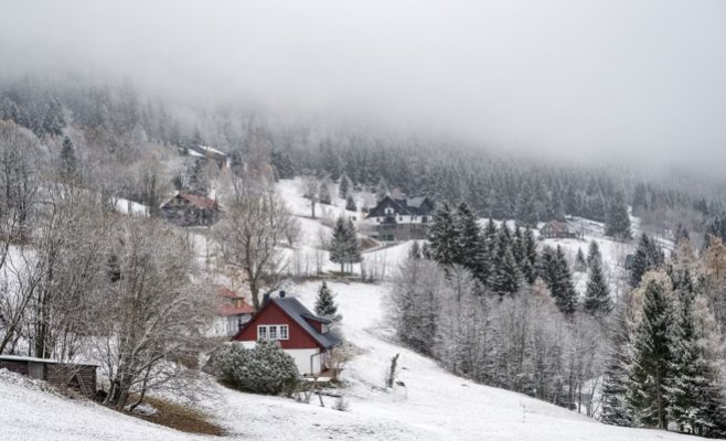 Воскресенье принесет дожди и снег в Чехию: изменения погоды ощутят даже низины