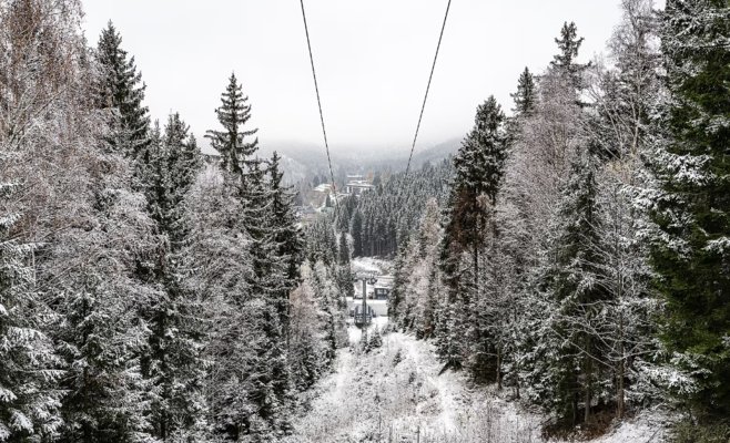Воскресенье принесет дожди и снег в Чехию: изменения погоды ощутят даже низины