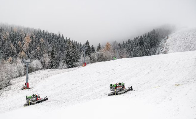 Воскресенье принесет дожди и снег в Чехию: изменения погоды ощутят даже низины