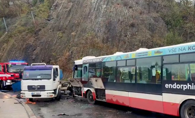 В Праге автобус столкнулся с грузовиком: двое пострадавших