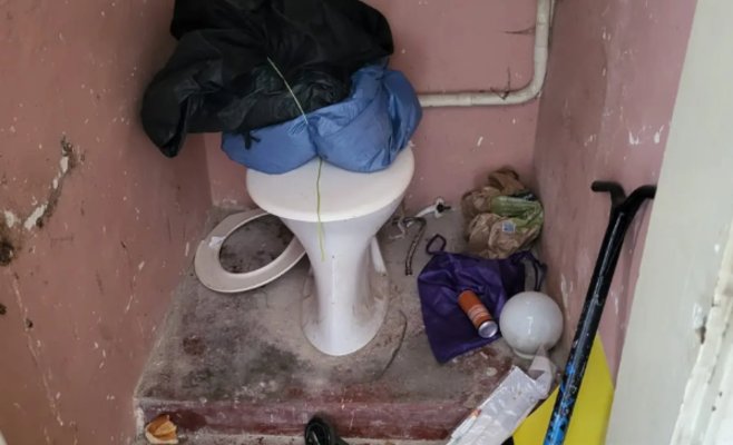 Социальное жилье или рассадник проблем? В центре Брно жильцы жалуются на наркоманов