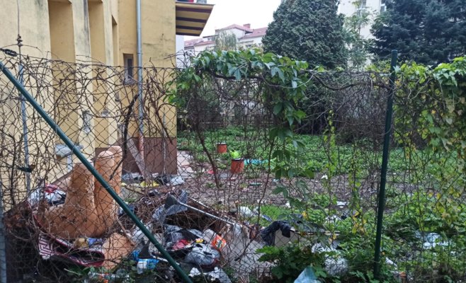 Социальное жилье или рассадник проблем? В центре Брно жильцы жалуются на наркоманов