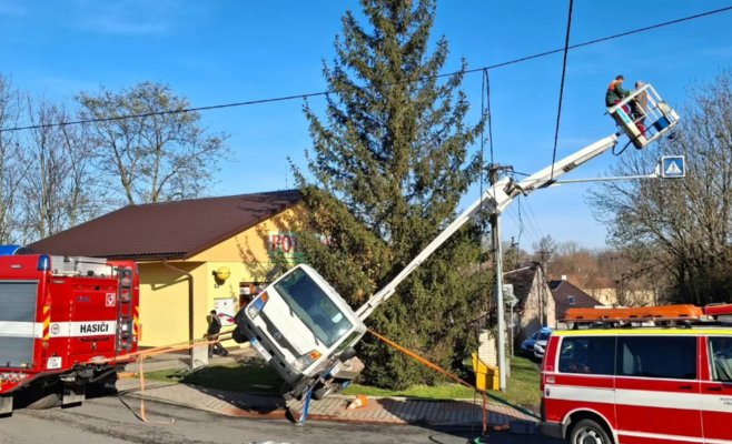 Украшение рождественской ёлки под Прагой превратилось в операцию по спасению людей с наклонённой платформы