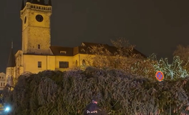 На Староместской площади в Праге установили рождественскую елку