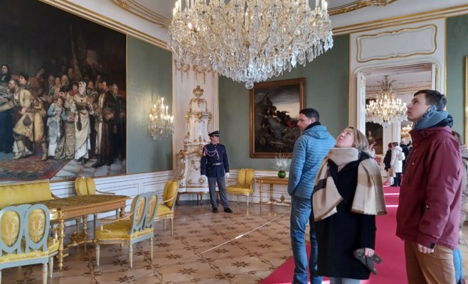 Сотни людей выстроились в очередь, чтобы посетить закрытые интерьеры Пражского града