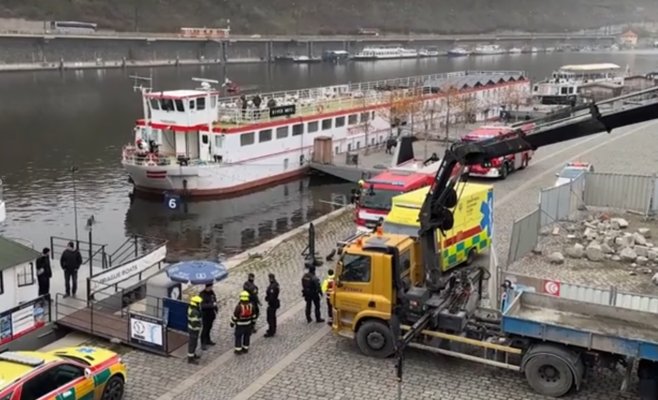 В Праге мужчина прыгнул с Чехова моста в Влтаву, его удалось спасти