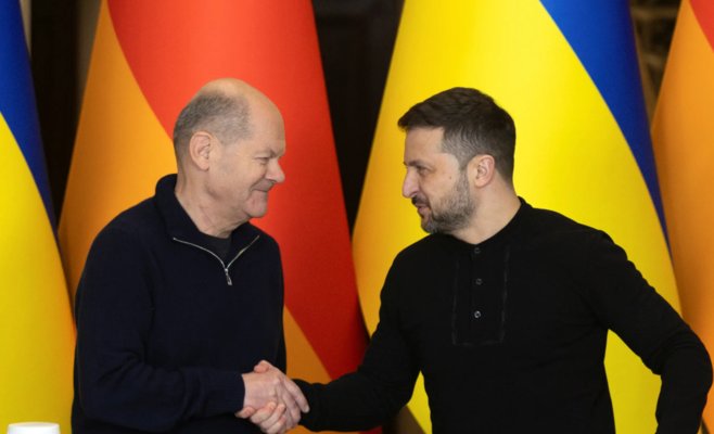 Канцлер Германии Олаф Шольц посетил Киев и пообещал помощь на миллиарды евро, привлек внимание своим серебряным кейсом