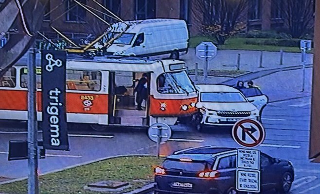 Транспортный хаос в Праге: перекрыт въезд в город, два пешехода сбиты