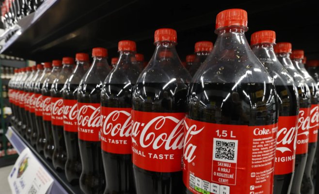 Coca-Cola урезала цели по переработке бутылок, вызвав бурю критики у экологов