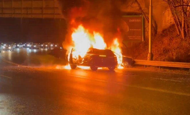 Два автомобиля полностью сгорели после аварии в Праге