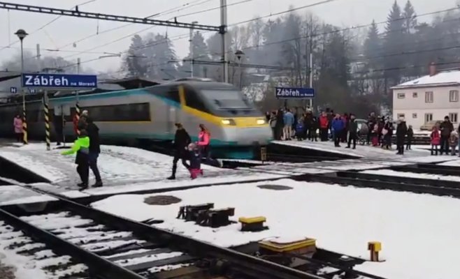 В Забржеху семью с детьми чуть не сбило Pendolino: видео взорвало соцсети